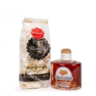 Biscoitos brancos em embalagem transparente e garrafa com groselha espumante vermelha