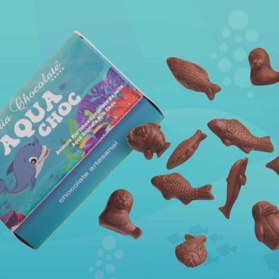 Caixa azul com chocolates em formato de animais aquáticos castanhos.