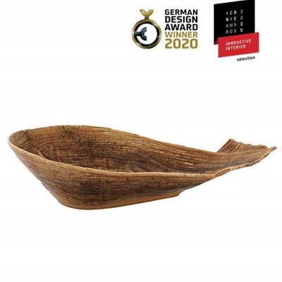 Peça decorativa em madeira em forma de folha castanha com textura natural