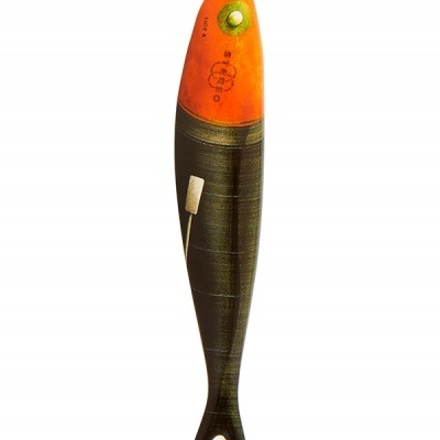 Boneco de madeira em forma de peixe com cabeça laranja e corpo castanho