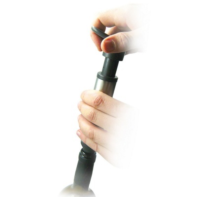 Soprador de ar preto e cinza com mãos a segurá-lo