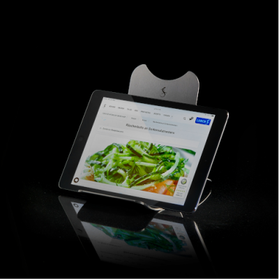 suporte de mesa metal cinzento com tablet a apresentar página web de salada verde