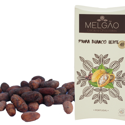 Embalagem branca de chocolate Melgão Piura Blanco Leite 48% cacau junto a vagens de cacau marrons