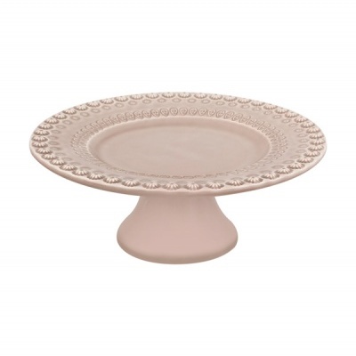 Prato de bolo em cerâmica rosa com suporte e padrão decorativo nas bordas