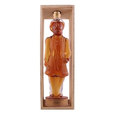 Garrafa de vidro âmbar em forma de figura humana dentro de caixa de madeira