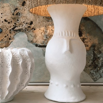 Abajur com base em forma de figura humana branca e cúpula de tecido natural