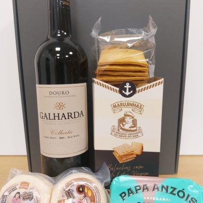 Conjunto com vinho tinto, bolachas, queijos e lata de carapaus em caixa cinza