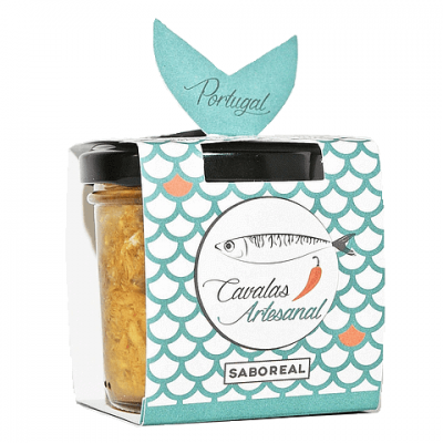 Embalagem de vidro com cavala artesanal, rótulo em padrão de escamas e texto Portugal, Cavalas Artesanal, Saboreal