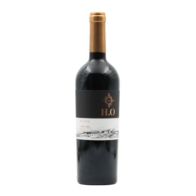 Garrafa de vinho tinto com rótulo preto e branco e cápsula dourada