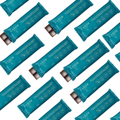 Barras de chocolate em embalagem azul-turquesa com texto CAROB sobre fundo branco