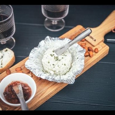 Tábuas de madeira com queijo e vinho em mesa escura