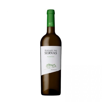 Garrafa de vinho branco Herdade das Servas Alvarinho com rótulo branco e verde