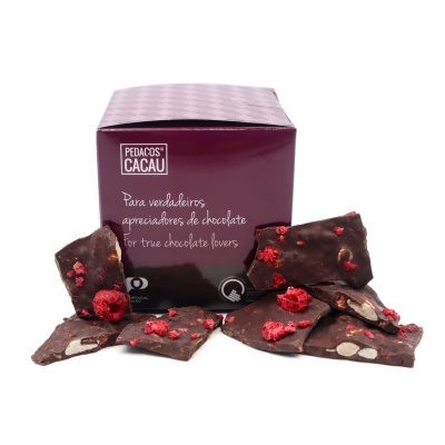 Chocolate negro com frutos vermelhos secos em caixa vinho