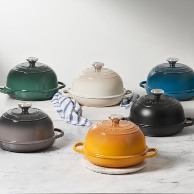 Cinco panelas de ferro fundido esmaltado coloridas com tampas arredondadas e alças prateadas