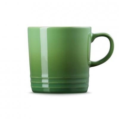 Caneca de cerâmica verde com linhas horizontais na base