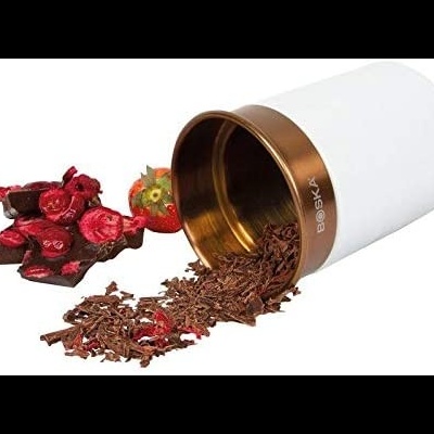 Recipiente cilindrico branco com chocolate e frutas vermelhas