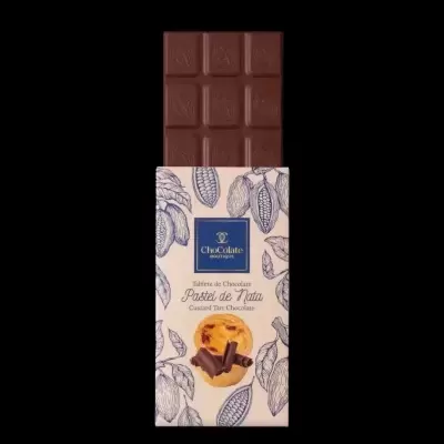 Barra de chocolate com embalagem de pastel de nata e desenho de vagens de cacau