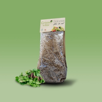 Pacote de cristal de sal para saladas com rótulo e folhas de alface ao lado