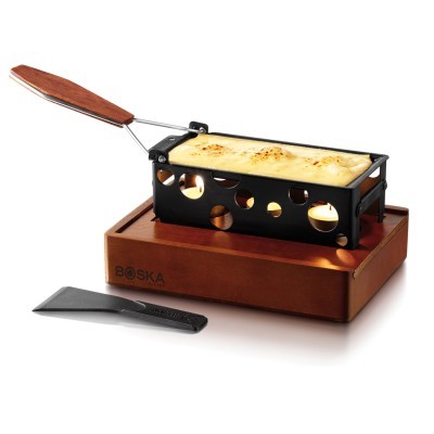 Conjunto raclette com suporte metálico preto e madeira com queijo a derreter