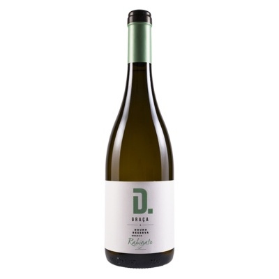 Garrafa de vinho branco com rótulo branco e texto verde e preto
