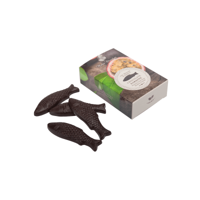 Pacote de chocolate preto 'EXTRA DARK 85% CACAU' e três peixes de chocolate escuro