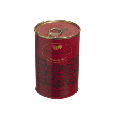 Lata vermelha de metal com rótulo floral e texto Maria Chocolate