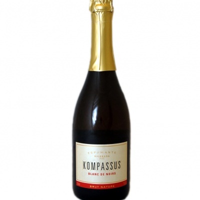 Garrafa de espumante Kompassus com rótulo branco e vermelho e cápsula dourada