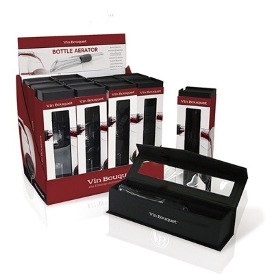 Expositor com várias caixas de arejadores para garrafas Vin Bouquet, embalagem vermelha, preta e branca, produto preto visível