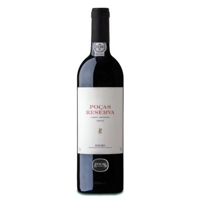 Garrafa de vinho tinto Poças Reserva com rótulo branco e texto vermelho e preto