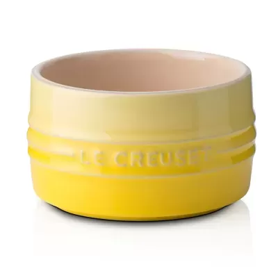 Tigela de cerâmica amarela com interior bege e relevo LE CREUSET