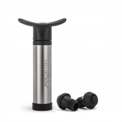 Bomba de vácuo para garrafas com duas rolhas pretas em fundo branco.
