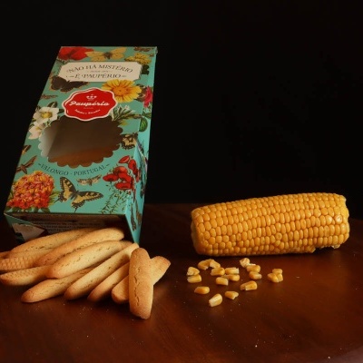 Bolachas Las Recetas de Mamá com embalagem decorada e espiga de milho em superfície de madeira.