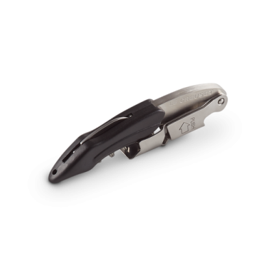 abridor de garrafas metálico preto e prateado sobre fundo branco