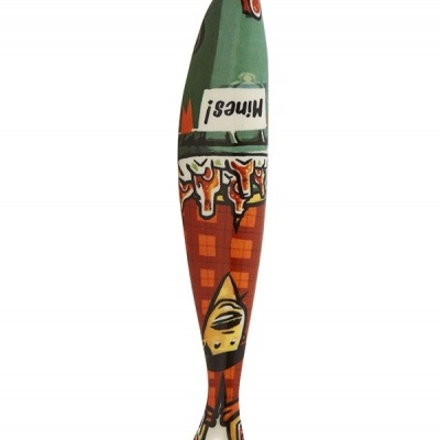 Boneco tecido em forma de peixe com padrões coloridos e texto invertido