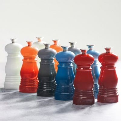 Conjunto de moinhos de cerâmica coloridos em várias cores