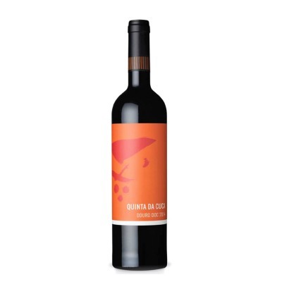 Garrafa de vinho tinto com rótulo laranja e texto Quinta da Cuca Douro DOC 2019