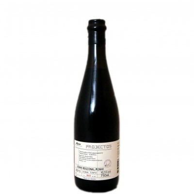 Garrafa de vinho com rótulo branco e texto preto