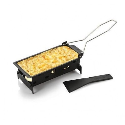 Forma retangular para raclette com queijo derretido e espátula preta