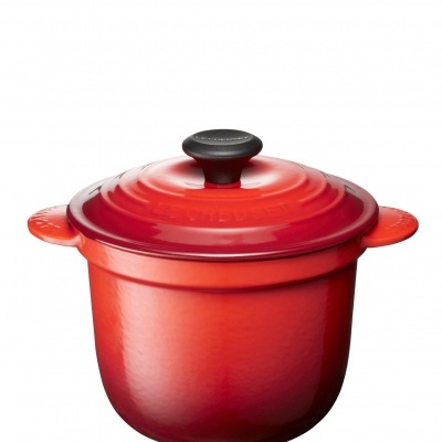 Panela vermelha de ferro fundido com tampa preta e alças laterais