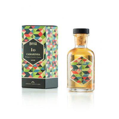 Garrafa pequena de licor amarelo Botica lo Camarinha com embalagem colorida geométrica