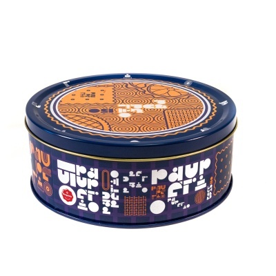 Lata redonda azul com tampa decorada em laranja e branco com padrões geométricos