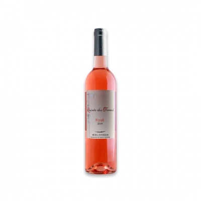 Garrafa de vinho rosé com rótulo branco e tampa prateada