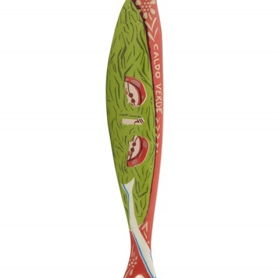 Figura decorativa de peixe em madeira pintada com o texto CALDO VERDE