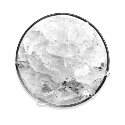 Prato transparente cheio de gelo triturado