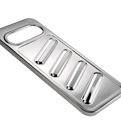 Grelha metálica prateada com ranhuras e abertura oval