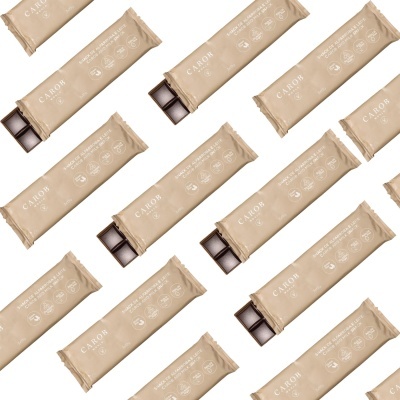 Barras de chocolate CAROB zero açúcar com embalagem bege e chocolate marrom escuro visível