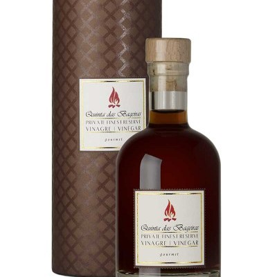 Garrafas de vidro com vinagre e caixa cilíndrica castanha