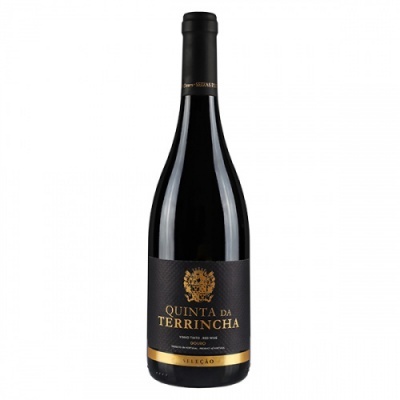 Garrafa de vinho tinto Quinta da Terrincha com rótulo preto e texto dourado