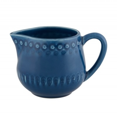 Jarrita azul de cerâmica com padrão floral e relevos simples.