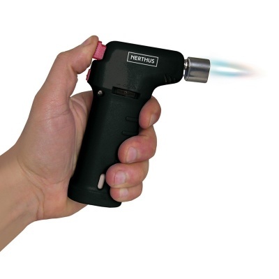 Isqueiro a gás preto NERTHUS com chama azul em mão sobre fundo branco